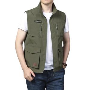 Vista frontale del gilet da pesca verde militare con colletto alla coreana e tasche multiuso