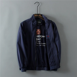 Dettaglio della fodera della giacca blu navy con testo FREEDOM e tessuto a rete interno