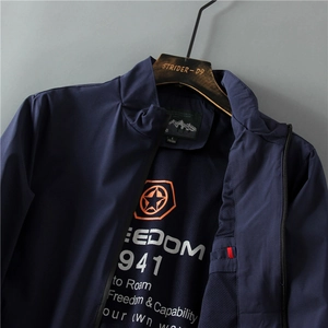 Dettaglio della giacca blu navy con colletto alla coreana e fodera in rete traspirante