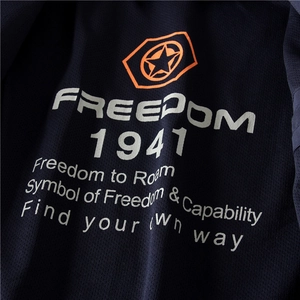 Dettaglio della giacca elasticizzata blu con stampa Freedom 1941 e trama a rete