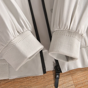 Détail des poignets élastiques et de la doublure en maille respirante d'une veste homme