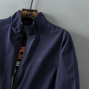Dettaglio della giacca blu navy da uomo con colletto dritto e stampa Fashion Milano