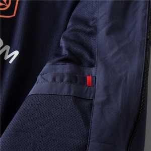 Dettaglio della giacca blu navy con fodera in rete traspirante e cucitura della tasca interna