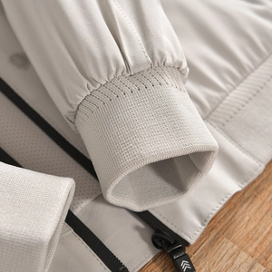 Gros plan des poignets côtelés et de la texture sergé d'une veste décontractée beige