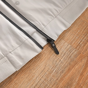 Détail de veste extérieure gris clair avec doublure en maille et fermeture éclair
