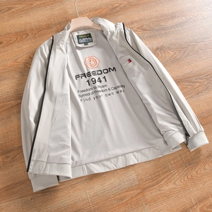 Détail d'une veste d'extérieur blanc cassé avec doublure en maille et imprimé intérieur