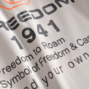 Veste en mesh respirant gris clair avec imprimé Freedom 1941 et détail de logo orange
