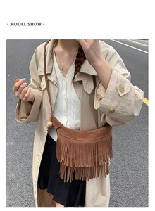 Mannequin extérieur avec sac bandoulière en daim marron à franges de style bohème