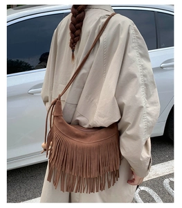 Sac hobo en daim marron avec de longues franges élégantes et une fine bandoulière réglable
