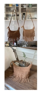 Dettaglio della borsa bohémien con frange in similpelle e tracolla con perline in legno