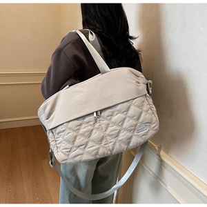 Quilted large capacity travel bag in beige with double zipper and fabric shoulder strap