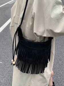 Borsa a tracolla boho in camoscio nero opaco con lunghe frange e dettagli in legno