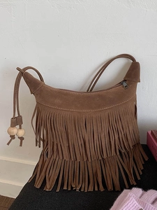 Borsa hobo bohémien in camoscio marrone con frange e dettagli in perle di legno