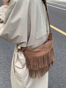 Borsa a tracolla bohémien in pelle scamosciata marrone con frange lunghe e nappa decorativa