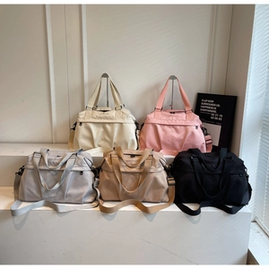 Cinque colori assortiti di grandi borse da viaggio in nylon con doppi manici e cinghie