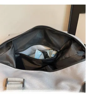 Vista dettagliata della tasca interna separata secco-umido nella borsa da viaggio grigia