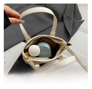 Vue intérieure montrant la capacité de rangement pour téléphone et cosmétiques du sac blanc