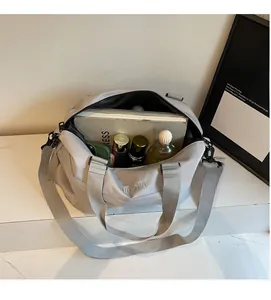 Dettaglio dell'ampio scomparto interno della borsa da viaggio per oggetti di uso quotidiano