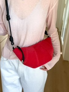 Sac bandoulière croissant rouge vintage en daim avec bandoulière en corde noire nouée