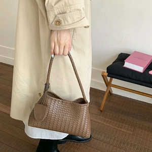 Vista ravvicinata della borsa a spalla in pelle intrecciata marrone con artigianato fine