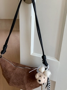 Sac croissant en daim marron avec bandoulière et charmant pendentif en peluche