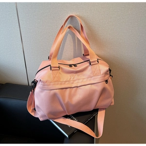 Dettaglio della grande borsa da viaggio rosa con logo NINGJIA e doppie tracolle