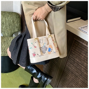 Petit sac fourre-tout à imprimé graffiti avec motifs de dessins animés sur mannequin