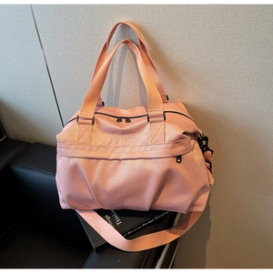 Dettaglio della borsa da viaggio rosa con ricamo NINGJIA e trama in tessuto nylon resistente