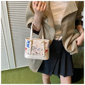 Détail du petit sac seau blanc avec imprimés graffitis colorés et boucle dorée