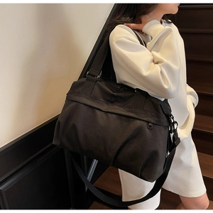 Borsa da viaggio nera di grande capacità con manici rinforzati e tracolla regolabile