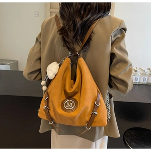 Vista dettagliata posteriore della borsa tote gialla con cinturini marroni in pelle