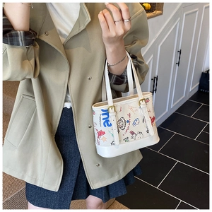 Détail du sac cabas blanc à motifs graffiti colorés et boucle en métal doré