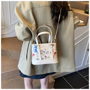 Vue arrière du sac cabas blanc à graffitis avec motifs ours colorés et boucles dorées