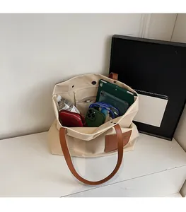Capiente borsa tote in tela beige con spazio interno per tablet, portafoglio ed essenziali