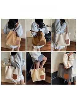 Viste dettagliate della borsa tote capiente in tela con tasca in pelle e tracolle