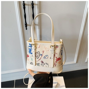 Détail d'un sac cabas beige avec graffitis colorés faits main et finitions dorées