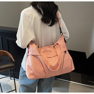 Dettaglio borsa da viaggio rosa capiente con ricamo e tasca laterale con chiusura a zip