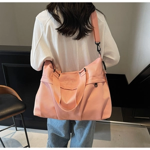 Borsa da palestra rosa impermeabile con tasca laterale a zip e tracolla regolabile