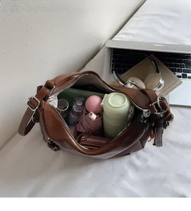 Vue intérieure d'un grand cabas marron montrant sa grande capacité pour laptop et objets