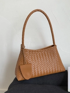 Borsa a secchiello in pelle intrecciata marrone con tracolla elegante e decorativa