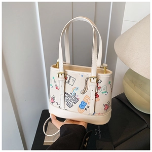 Détail du sac cabas en toile crème avec graffitis colorés et bandoulière réglable
