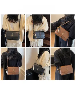 Vues détaillées des sacs bandoulière vintage en noir et marron avec breloque perle