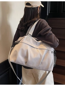 Ampia borsa da viaggio in tela grigio chiaro con doppi manici e tracolla regolabile