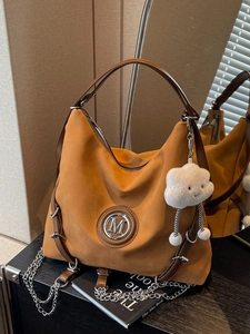 Borsa hobo retrò in pelle scamosciata caramello con logo M e ciondolo a nuvola in studio