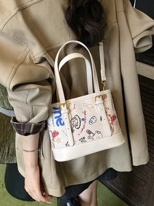 Sac fourre-tout graffiti avec imprimés cartoon et bandoulière pour un style décontracté