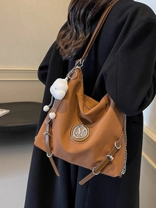 Borsa tote vintage marrone capiente con logo M in metallo e ciondolo di peluche