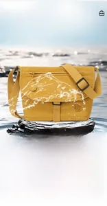 Details der gelben wasserdichten Umhängetasche mit verstellbarem Gurt und MS-Logo-Prägung