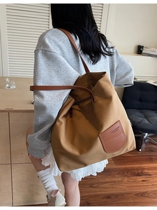 Grande borsa tote in tela color caramello con manici in pelle e tasca frontale esterna