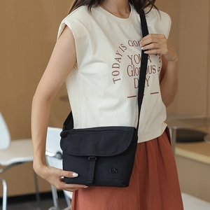 Detailansicht einer schwarzen Klapp-Umhängetasche mit verstellbarem Nylon-Schultergurt
