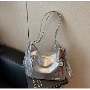 Détail du sac hobo argenté métallisé avec pendentif à franges et texture similicuir